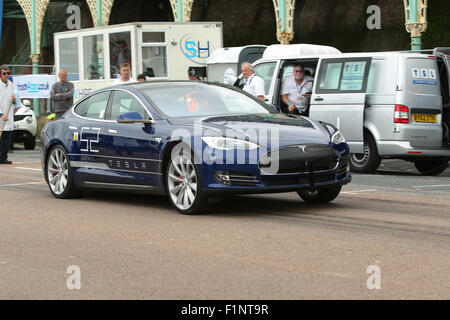 Madeira Drive, City of Brighton & Hove, East Sussex, Regno Unito. Madeira Drive, città di Brighton & Hove, East Sussex, Regno Unito. Frost Brighton Speed Trials è una giornata emozionante e ricca di azione sia per gli spettatori che per i partecipanti. Oltre duecento auto e moto si allineano per affrontare una corsa a tempo lungo Madeira Drive raggiungendo alte velocità. 5th settembre 2015 Foto Stock