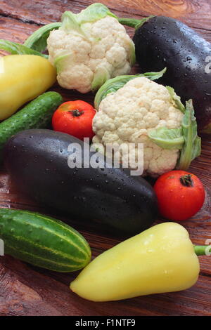 Giacciono cetrioli, peperoni, cavolfiori, pomodori, melanzane Foto Stock