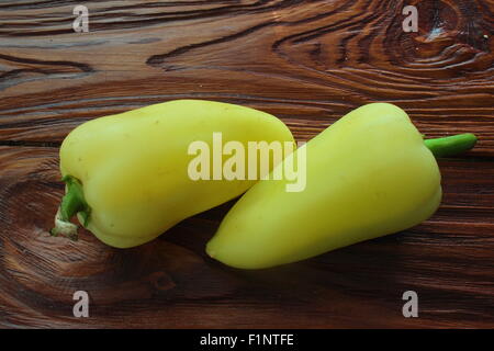 È di due peperoni dolci su una tavola di legno Foto Stock