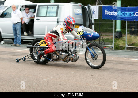 Madeira Drive, City of Brighton & Hove, East Sussex, Regno Unito. Frost Brighton Speed Trials è una giornata emozionante e ricca di azione sia per gli spettatori che per i partecipanti. Oltre duecento auto e moto si allineano per affrontare una corsa a tempo lungo Madeira Drive raggiungendo alte velocità. 5th settembre 2015 Foto Stock