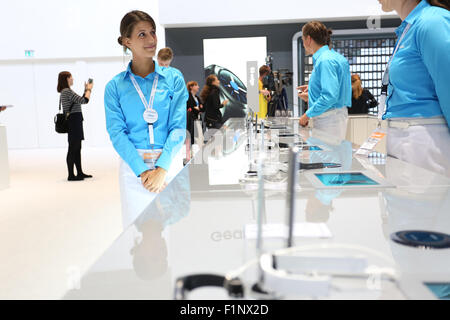 Berlino, Germania, 5 settembre, 2015: Samsung presenta l' impresa smartphone recenti Samsung Galaxy S6+ di bordo durante IFA consumer electronics unlimited a Messe Berlin. IFA va dal 4 al 9 settembre 2015. Credito: Madeleine Ratz/Alamy Live News Foto Stock