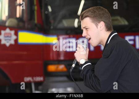 Londra, Regno Unito. 5 Settembre, 2015. Joe Slater del fattore X, Waterloo Road fama canta ad una carità aperta giorno a Islington stazione dei vigili del fuoco, London, Regno Unito Credito: Finn Nocher/Alamy Live News Foto Stock