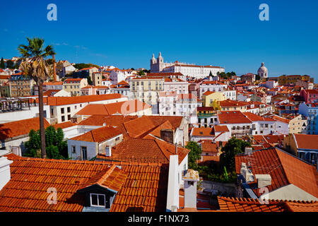 Il Portogallo, Lisbona, Alfama da Santa Luzia belvedere, vista su Sao Vicente de Fora il monastero e il Pantheon Nazionale Foto Stock