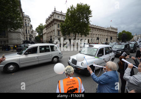 Le famiglie e i sostenitori di London's nero tassisti hanno protestato fuori Downing Street contro il chiaro sostegno da parte del governo e dei Trasporti di Londra verso la Uber Foto Stock