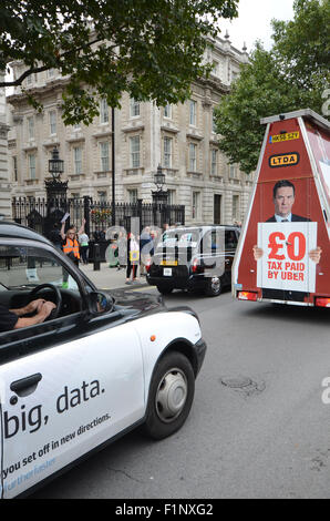 Le famiglie e i sostenitori di London's nero tassisti hanno protestato fuori Downing Street contro il chiaro sostegno da parte del governo e dei Trasporti di Londra verso la Uber Foto Stock