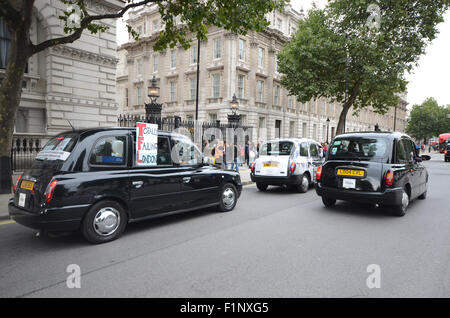 Le famiglie e i sostenitori di London's nero tassisti hanno protestato fuori Downing Street contro il chiaro sostegno da parte del governo e dei Trasporti di Londra verso la Uber Foto Stock