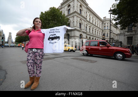 Le famiglie e i sostenitori di London's nero tassisti hanno protestato fuori Downing Street contro il chiaro sostegno da parte del governo e dei Trasporti di Londra verso la Uber Foto Stock