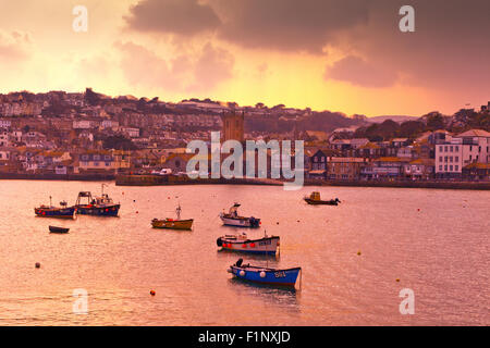 Sunbeams break through a blanket of low cloud over the harbour at St Ives, Cornwall, England, UK Foto Stock
