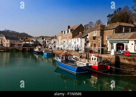 La mattina presto e coloratissime barche di pescatori a Padstow Harbour, Cornwall, England, Regno Unito Foto Stock