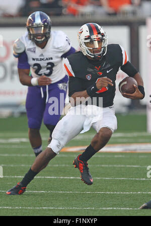 Reser Stadium, Corvallis, O STATI UNITI D'AMERICA. 4 Sep, 2015. Oregon State quarterback Seth Collins (4) corre la sfera nella NCAA Football gioco tra i castori e la Weber membro Wildcats a Reser Stadium, Corvallis, o. Larry C. Lawson/CSM/Alamy Live News Foto Stock