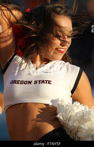 Reser Stadium, Corvallis, O STATI UNITI D'AMERICA. 4 Sep, 2015. Un Oregon danza dello Stato membro del team intrattiene i tifosi nella NCAA Football gioco tra i castori e la Weber membro Wildcats a Reser Stadium, Corvallis, o. Larry C. Lawson/CSM/Alamy Live News Foto Stock