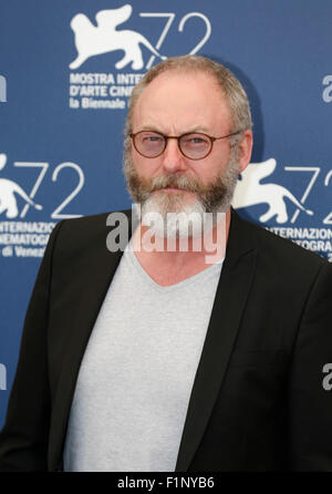 Venezia, Italia. 5 Sep, 2015. Attore Liam Cunningham frequenta un photocall per 'l'infanzia di un leader' durante la 72a Venezia Film Festival presso l'isola del Lido di Venezia, Italia, Sett. 5, 2015. Credito: Voi Pingfan/Xinhua/Alamy Live News Foto Stock