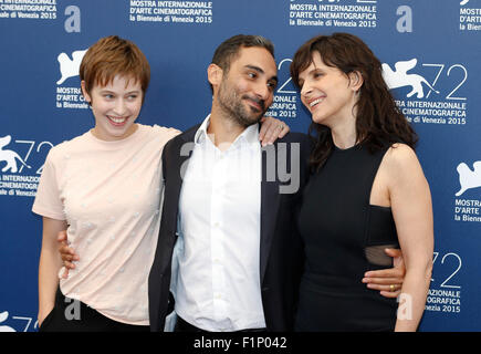 Venezia, Italia. 5 Sep, 2015. L'attrice Lou de Laage (L), Direttore Piero Mesina (C) e attrice Juliette Binoche frequentare un photocall per 'l'attesa' durante la 72a Venezia Film Festival presso l'isola del Lido di Venezia, Italia, Sett. 5, 2015. Credito: Voi Pingfan/Xinhua/Alamy Live News Foto Stock