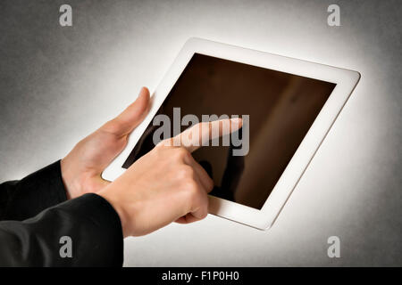 Closeup donna d'affari in punti a un computer tablet con spazio libero Foto Stock