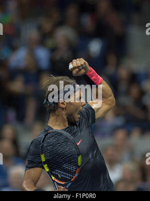 New York, New York, Stati Uniti d'America. 4 Sep, 2015. RAFAEL NADAL nel primo set, Fabio Fognini (ITA #32) vs. Rafael Nadal (ESP #8) nel Terzo Round Uomini Singoli 2015 US Open, Arthur Ashe Stadium, 2015. © Bryan Smith/ZUMA filo/Alamy Live News Foto Stock