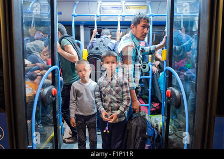 Budapest, Ungheria. 5 Settembre, 2015. Migliaia di profughi di aspettare di essere trasportati verso il confine austriaco, in bus davanti alla stazione ferroviaria orientale di Budapest, Ungheria, nelle prime ore del 5 settembre 2015. I rifugiati avevano atteso in aperto per settimane di fronte la stazione ferroviaria prima di decine di bus ora li portò alla frontiera. Foto: BORIS ROESSLER/DPA Credito: dpa picture alliance/Alamy Live News Foto Stock