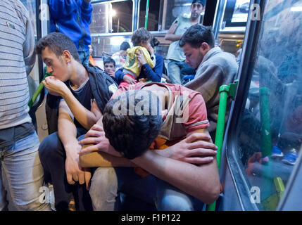 Budapest, Ungheria. 5 Settembre, 2015. Migliaia di profughi di aspettare di essere trasportati verso il confine austriaco, in bus davanti alla stazione ferroviaria orientale di Budapest, Ungheria, nelle prime ore del 5 settembre 2015. I rifugiati avevano atteso in aperto per settimane di fronte la stazione ferroviaria prima di decine di bus ora li portò alla frontiera. Foto: BORIS ROESSLER/DPA Credito: dpa picture alliance/Alamy Live News Foto Stock