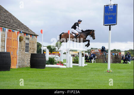 Stamford Lincs, Regno Unito. 5 settembre, 2015. La Land Rover Burghley Horse Trials. William Fox-Pitt riding Fernhill Pimms in azione durante il Cross Country fase sul giorno 3 del 2015 Land Rover Burghley Horse Trials. La Land Rover Burghley Horse Trials svolgerà 3 - 6 settembre nel parco di Burghley House di Stamford, Lincolnshire. Jonathan Clarke/JPC Immagini Credito: Jonathan Clarke/Alamy Live News Foto Stock