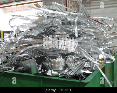 Il rottame di alluminio nella casella Foto Stock
