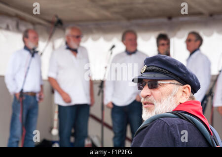 Weymouth Dorset, Regno Unito. Il 5 settembre 2015. La folla assistere al festival Waterfest a Weymouth. Musica include sea shanties eseguita dall'Wareham Whalers shanty band Credito: Carolyn Jenkins/Alamy Live News Foto Stock