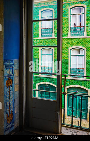 Il Portogallo, Lisbona, edificio anteriore nel Bairro Alto area Foto Stock