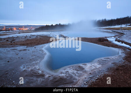 Piscine geotermali vicino a Strokkur geyser. Geysir. Haukadalur. L'Islanda. Foto Stock