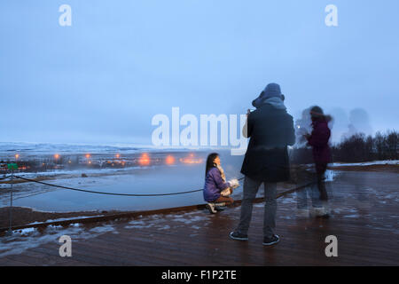 I visitatori a guardare le Piscine geotermali vicino a Strokkur geyser. Geysir. Haukadalur. L'Islanda. Foto Stock