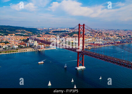 Il Portogallo, Lisbona, 25 aprile ponte sul fiume Tago Foto Stock