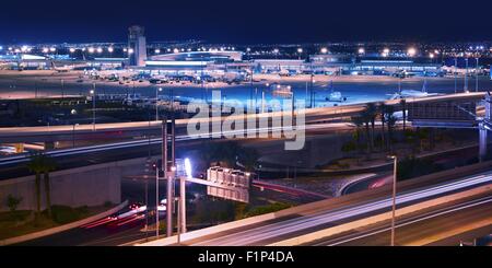 Vegas Transportation System - Aeroporto di Las Vegas e sistema di autostrade di notte. Trasporto raccolta di fotografie. Las Vegas, Foto Stock