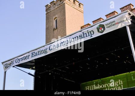 Hillsborough, Irlanda del Nord. 5 settembre 2015 - segno per il mondo Oyster mangiare campionato a Hillsborough International Oyster Festival. Credito: Stephen Barnes/Alamy Live News Foto Stock