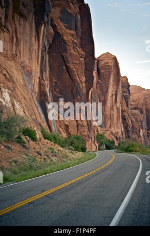 Moab Utah Highway (Utah, USA). Strada tra Red arenarie. Gli alpinisti Spot. Utah raccolta di fotografie. Foto Stock