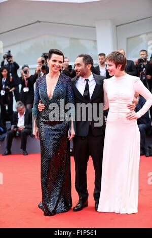 (150905) -- VENEZIA, Sett. 5, 2015 (Xinhua) -- actresse francese Juliette Binoche (L) e Lou de Laage(R) pongono con il regista Piero Messina durante il tappeto rosso evento per il film 'L'attesa' (l'attesa) presso la 72a Mostra del Cinema di Venezia a Venezia, Italia, il 7 settembre 5, 2015. (Xinhua/Jin Yu) Foto Stock