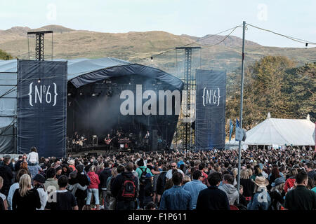 Atmosfera al Festival No.6 su 05/09/2015 in Portmeirion, Gwynedd, il Galles del Nord. James Bay gioca sul palco principale nella parte anteriore del Galles del Nord le montagne. Foto di Julie Edwards/Alamy Live News. Foto Stock