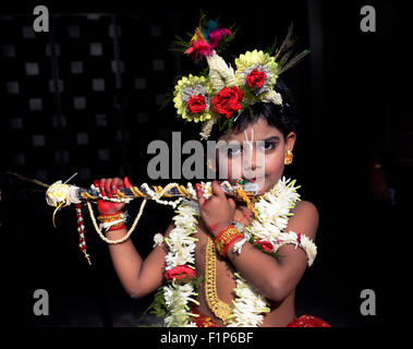 Kolkata, India. 05 Sep, 2015. Sri Krishna Janmashtami viene celebrato in tutta l India e il mondo con fervore di oggi. Il festival Janmasthami è osservata per contrassegnare la nascita di Krishna. In questa occasione Partha Sarathi Mandir organizzato un abito come Krishna la concorrenza tra i bambini al loro tempio. I bambini vestiti come Signore Kirshna Sri. Credito: Saikat Paolo/Pacific Press/Alamy Live News Foto Stock