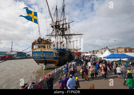 Great Yarmouth Festival marittimo i visitatori sono trattate per il più grande del mondo di legno di Tall Ship, XVIII secolo Götheborg dalla Svezia. Storici e moderni di navi marittime, mostre e dimostrazioni, musica e costume re-enactors attirare migliaia di persone ogni anno. Credito: Adrian Buck/Alamy Live News Foto Stock