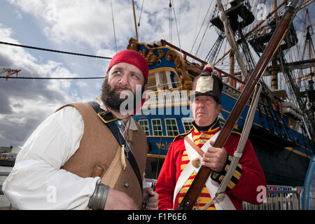 Great Yarmouth, Regno Unito. 5 settembre 2015. Pirata e rosso milizia Cappotto re-enactors, Barry Chapman e Trevor Armfield, presso il Great Yarmouth Festival marittimo dove i visitatori sono trattate anche per il più grande del mondo di legno di Tall Ship, XVIII secolo Götheborg dalla Svezia. Altri storici e moderni di navi marittime, mostre e dimostrazioni, musica e costume re-enactors attirare migliaia di persone ogni anno. Credito: Adrian Buck/Alamy Live News Foto Stock