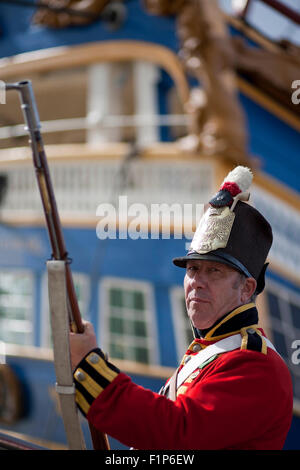 Great Yarmouth, Regno Unito. 5 settembre 2015. Cappotto rosso milizia ri-enactor Trevor Armfield presso il Great Yarmouth Festival marittimo dove i visitatori possono vedere anche la scheda e il più grande del mondo di legno di Tall Ship, XVIII secolo Götheborg dalla Svezia. Altri storici e moderni di navi marittime, mostre e dimostrazioni, musica e costume re-enactors attirare migliaia di persone ogni anno. Credito: Adrian Buck/Alamy Live News Foto Stock