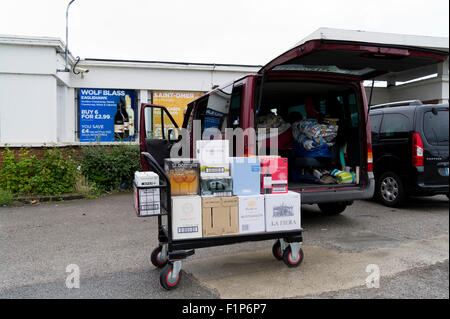 Booze cruise acquistare a buon mercato alcool a Calais vino superstore Francia Foto Stock