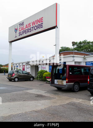 Calais vino superstore Francia Foto Stock