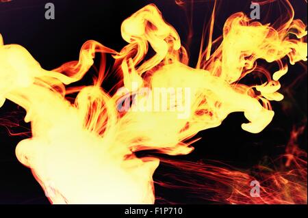 Devils Fire - Wild fiamme sullo sfondo nero. Foto Stock