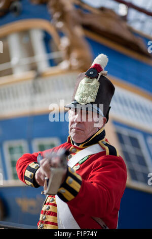 Great Yarmouth, Regno Unito. 5 settembre 2015. Cappotto rosso milizia ri-enactor Trevor Armfield presso il Great Yarmouth Festival marittimo dove i visitatori possono vedere anche la scheda e il più grande del mondo di legno di Tall Ship, XVIII secolo Götheborg dalla Svezia. Altri storici e moderni di navi marittime, mostre e dimostrazioni, musica e costume re-enactors attirare migliaia di persone ogni anno. Credito: Adrian Buck/Alamy Live News Foto Stock