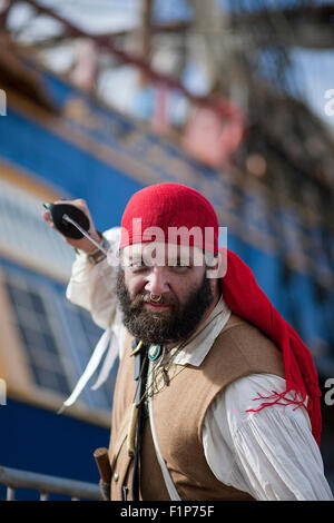 Great Yarmouth, Regno Unito. 5 settembre 2015. Pirate ri-enactor Barry Chapman presso il Great Yarmouth Festival marittimo dove i visitatori possono vedere anche la scheda e il più grande del mondo di legno di Tall Ship, XVIII secolo Götheborg dalla Svezia. Altri storici e moderni di navi marittime, mostre e dimostrazioni, musica e costume re-enactors attirare migliaia di persone ogni anno. Credito: Adrian Buck/Alamy Live News Foto Stock