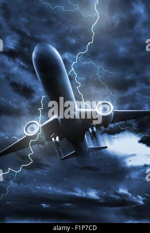 In aereo lo scoppio di fulmine illustrazione. Notte di tempesta Sky con il fulmine colpisce in aereo a reazione. Foto verticale. Foto Stock