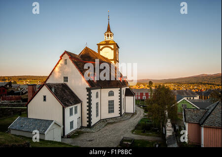 Immagine di "Bergstadens Ziir' chiesa nella vecchia città mineraria di Røros Foto Stock