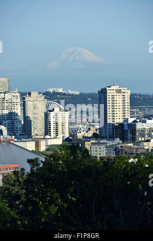 Seattle e il Monte Rainer - cima innevata del Monte Rainer Vulcano in background. Seattle, Washington, Stati Uniti d'America. Mt Rainer si trova 70 Foto Stock