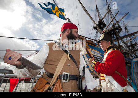 Great Yarmouth, Regno Unito. 5 settembre 2015. Pirata e rosso milizia Cappotto re-enactors, Barry Chapman e Trevor Armfield, presso il Great Yarmouth Festival marittimo dove i visitatori sono trattate anche per il più grande del mondo di legno di Tall Ship, XVIII secolo Götheborg dalla Svezia. Altri storici e moderni di navi marittime, mostre e dimostrazioni, musica e costume re-enactors attirare migliaia di persone ogni anno. Foto Stock