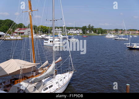 Le barche a vela galleggiano al loro ormeggio al Museo marittimo di Chesapeake Bay a St. Michaels, MD. Foto Stock