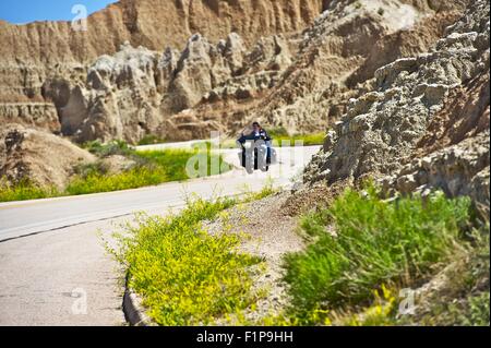 New Scenic 5 posti a titolo - i viaggiatori su una moto. Una gita in bicicletta attraverso il Parco nazionale Badlands, Dakota del Sud degli Stati Uniti. Foto di trasporto collezione di oltre Foto Stock