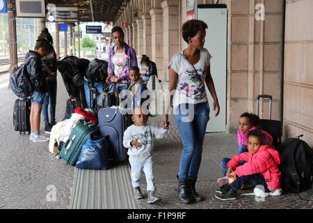 I migranti provenienti da Eritrea è arrivato su un treno da Roma a Bolzano stazione ferroviaria il 2 settembre. 2015 a Bolzano in Italia per cambiare treno per procedere alla Germania. Migliaia di migranti sono in viaggio verso la Germania attraverso la Libia, Mare Mediterraneo, Italia e Austria. Foto Stock