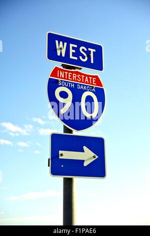 Interstate 90 Ovest autostrada segno. U.S.A. Foto verticale. Tema di trasporto. Foto Stock